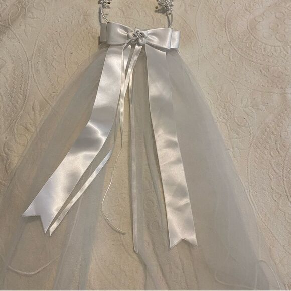 Beautiful White Beaded Tiara Style Bow Short Wedding Veil - Picture 7 of 8